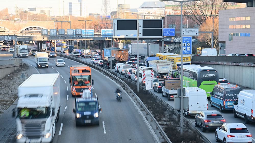 Auf den Autobahnen rund um Berlin dürfte es über Pfingsten voll werden. (Archivbild) / Foto: Sebastian Gollnow/dpa