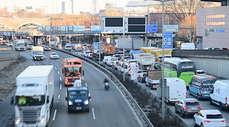 Auf den Autobahnen rund um Berlin dürfte es über Pfingsten voll werden. (Archivbild) / Foto: Sebastian Gollnow/dpa