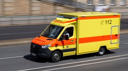Die Fahrten mit Rettungswagen sollen in Brandenburg für Patienten auch künftig nichts kosten - das ist das Ziel von Verhandlungen (Symbolbild). / Foto: Monika Skolimowska/dpa