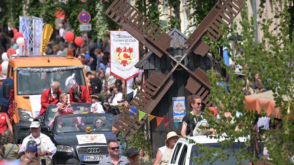 Der Höhepunkt des Spargelfestes ist der traditionelle Umzug.  / Foto: Michael Bahlo/dpa