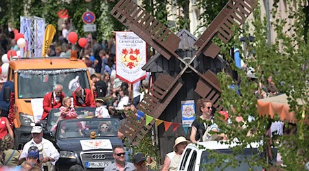Der Höhepunkt des Spargelfestes ist der traditionelle Umzug.  / Foto: Michael Bahlo/dpa