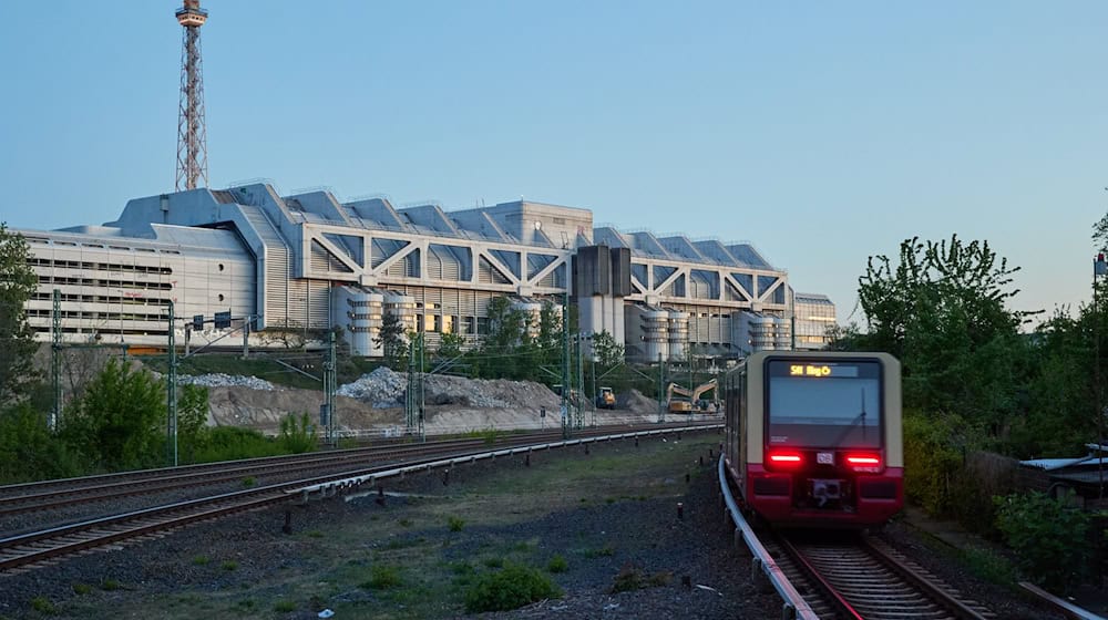 Der S-Bahnverkehr geht weiter, doch die Menschen in Berlin müssen mit Verspätungen und Ausfällen rechnen. (Symbolbild) / Foto: Joerg Carstensen/dpa