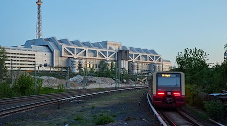 Der S-Bahnverkehr geht weiter, doch die Menschen in Berlin müssen mit Verspätungen und Ausfällen rechnen. (Symbolbild) / Foto: Joerg Carstensen/dpa
