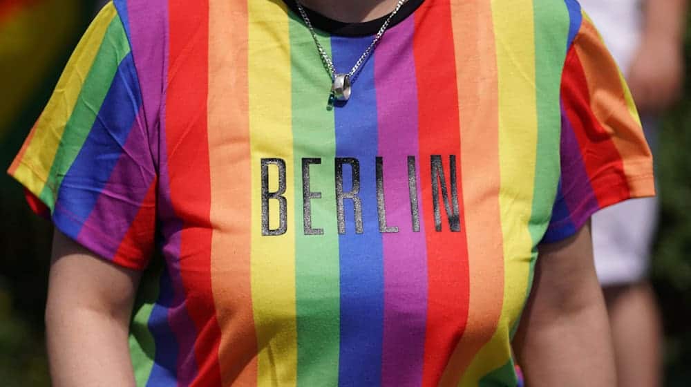Darf das Regenbogennetzwerk des Bundestags am Christopher Street Day in Berlin teilnehmen? Darüber wird in scharfen Worten gestritten. (Archivbild) / Foto: Jörg Carstensen/dpa