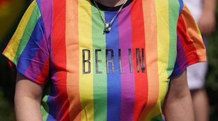 Darf das Regenbogennetzwerk des Bundestags am Christopher Street Day in Berlin teilnehmen? Darüber wird in scharfen Worten gestritten. (Archivbild) / Foto: Jörg Carstensen/dpa