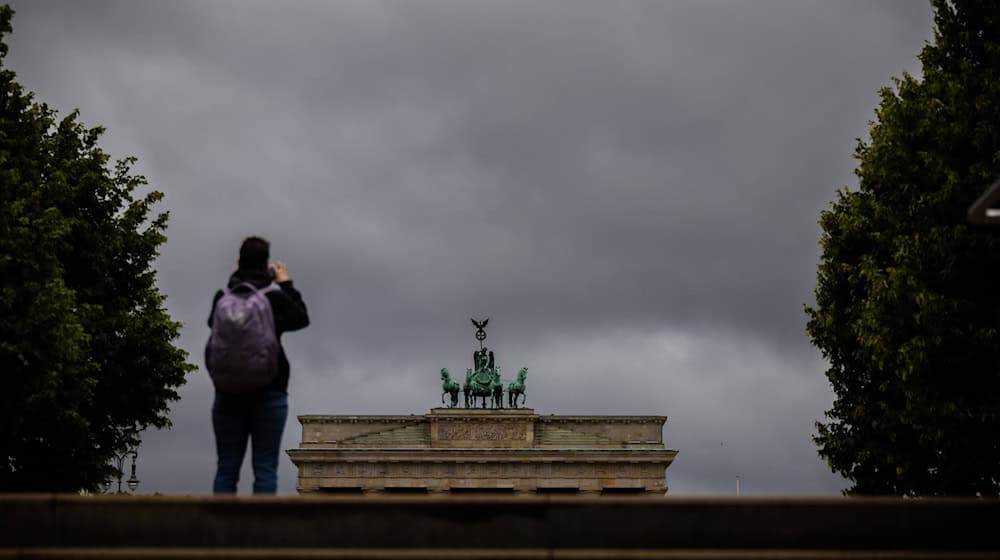 Noch ist das Wetter in Berlin und Brandenburg trüb, das soll sich aber bald ändern. (Archivbild) / Foto: Christoph Soeder/dpa