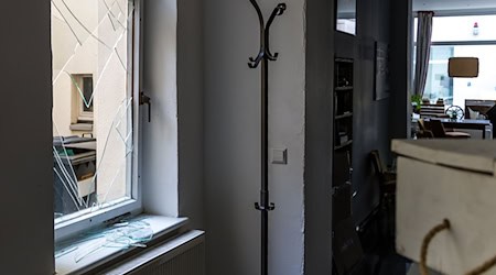 Die Scheibe an einem Bürgertreff in Cottbus ist eingeschlagen.  / Foto: Frank Hammerschmidt/dpa