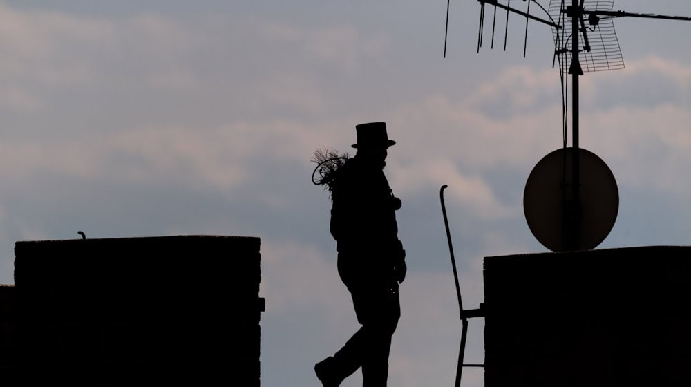 Schwindelfrei sollte man sein: Die Schornsteinfeger-Branche freut sich über besonders viele Auszubildende im vergangenen Jahr. (Archivbild) / Foto: Robert Michael/dpa-Zentralbild/dpa