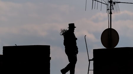 Schwindelfrei sollte man sein: Die Schornsteinfeger-Branche freut sich über besonders viele Auszubildende im vergangenen Jahr. (Archivbild) / Foto: Robert Michael/dpa-Zentralbild/dpa