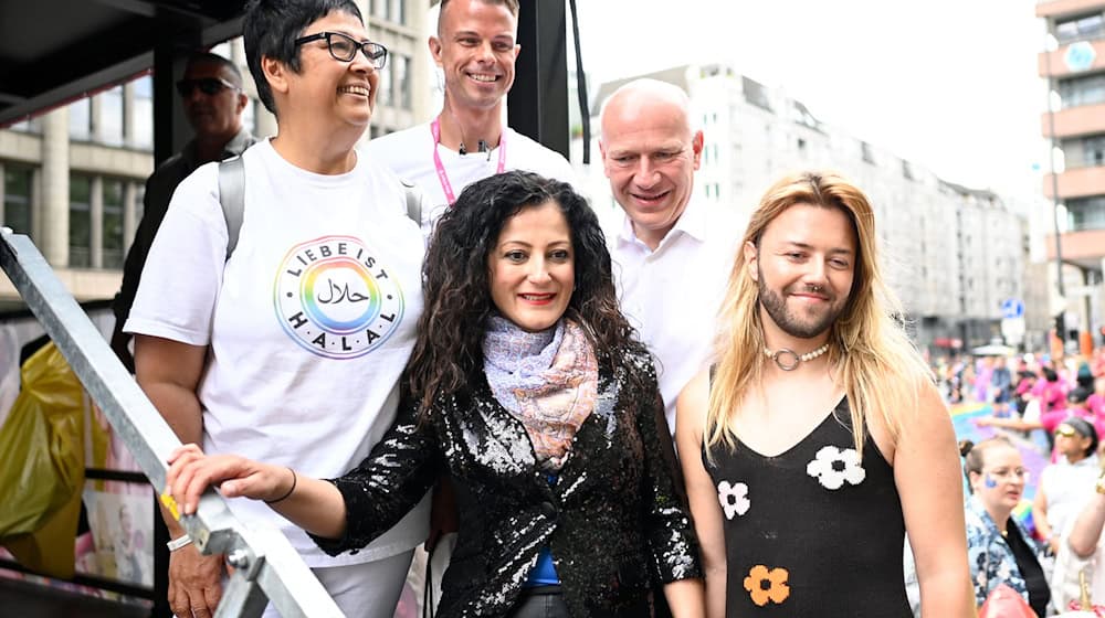 Sozialsenatorin Cansel Kiziltepe (SPD) unterstützt die «Pride Parade» in Berlin-Marzahn gegen eine angekündigte Neonazi-Demonstration. (Archivbild) / Foto: Fabian Sommer/dpa