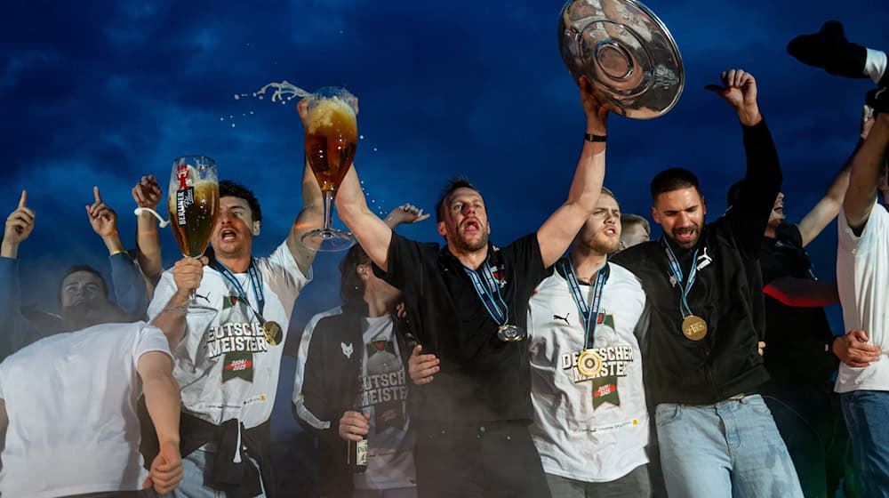 Die Füchse Berlin eskalieren beim Meister-Empfang.  / Foto: Fabian Sommer/dpa