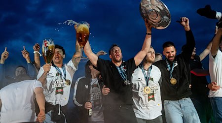 Die Füchse Berlin eskalieren beim Meister-Empfang.  / Foto: Fabian Sommer/dpa