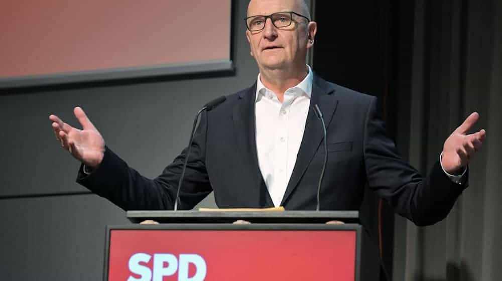 Brandenburgs Ministerpräsident Dietmar Woidke stellt sich auf dem SPD-Landesparteitag in Cottbus zur Wiederwahl als Landesvorsitzender. (Archivbild) / Foto: Michael Bahlo/dpa