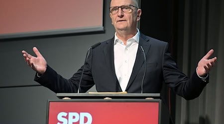 Brandenburgs Ministerpräsident Dietmar Woidke stellt sich auf dem SPD-Landesparteitag in Cottbus zur Wiederwahl als Landesvorsitzender. (Archivbild) / Foto: Michael Bahlo/dpa