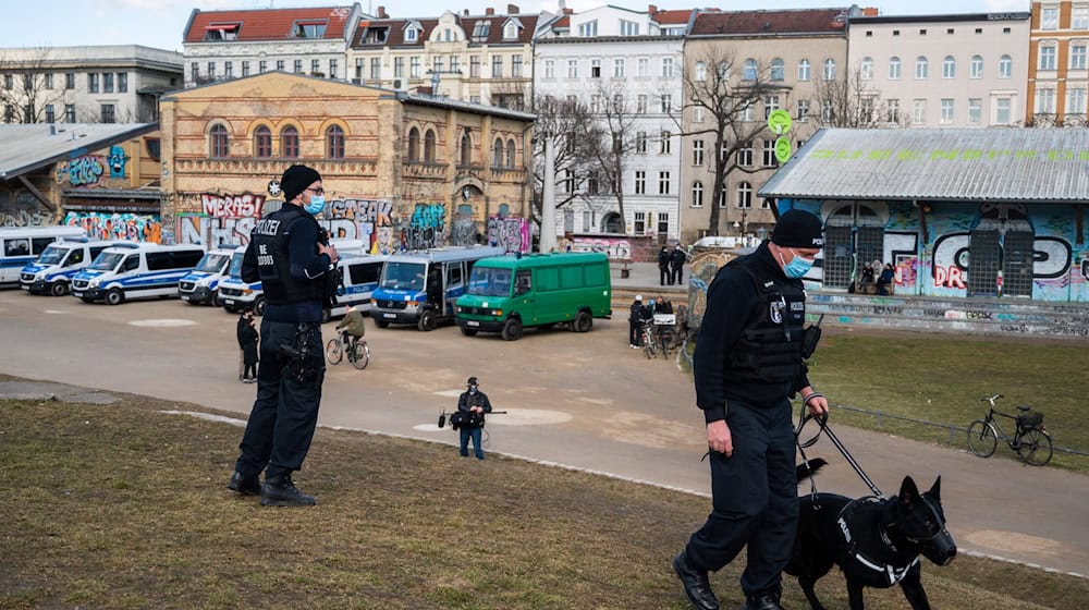 Der Görlitzer Park in Kreuzberg soll wegen Drogenhandels und Kriminalität nachts geschlossen werden. (Archivbild) / Foto: Christophe Gateau/dpa