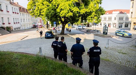 Die Polizei war wegen eines Angriffs Vermummter auf ein Fest für ein buntes Bad Freienwalde im Einsatz.  / Foto: Christoph Soeder/dpa