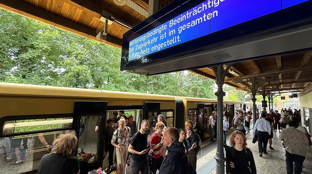 Wegen des Sturms standen die Berliner S-Bahnen am Montag zeitweise komplett still - am Dienstag läuft nun wieder alles nach Plan.  / Foto: Michael Brandt/dpa