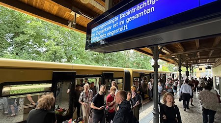 Wegen des Sturms standen die Berliner S-Bahnen am Montag zeitweise komplett still - am Dienstag läuft nun wieder alles nach Plan.  / Foto: Michael Brandt/dpa