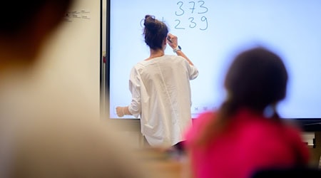 Viele Lehrerinnen und Lehrer in Berlin sind in der Gewerkschaft GEW organisiert. (Symbolbild) / Foto: Julian Stratenschulte/dpa
