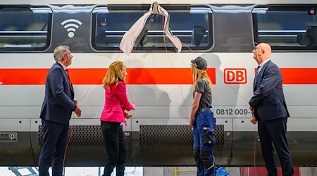 Feierliche Taufe: Ein ICE 4 trägt jetzt den Namen der Stadt Cottbus. / Foto: Patrick Pleul/dpa