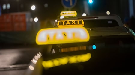 Die Innung des Berliner Taxi-Gewerbes feiert ihr 125-jähriges Bestehen. (Archivbild) / Foto: Paul Zinken/dpa