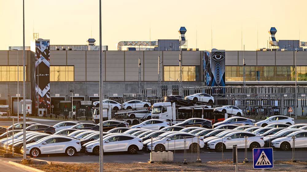 Der US-Elektroautohersteller Tesla will in seinem Werk in Grünheide weiter Abwasser recyceln - ein Wasservertrag ist unterschrieben. (Archivbild) / Foto: Patrick Pleul/dpa