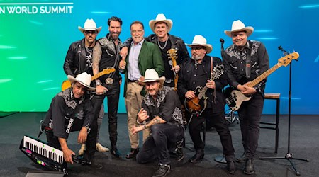 Nach der Song-Präsentation begrüßte Schwarzenegger seine Musiker-Freunde auf der Bühne. / Foto: Mathes Martin/Schwarzenegger Climate Initiative/dpa