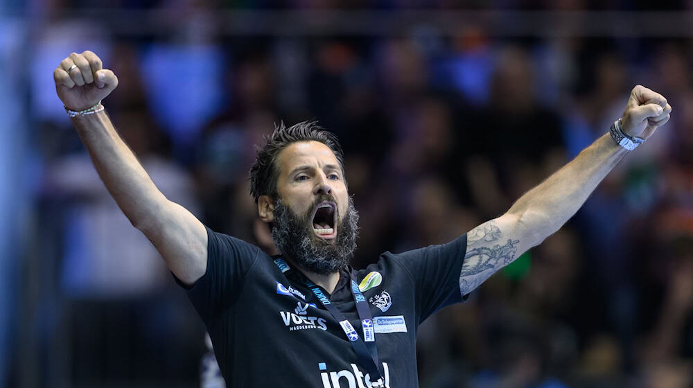 Trainer Bennet Wiegert bleibt mit dem SC Magdeburg im Titelrennen um die deutsche Meisterschaft. / Foto: Hendrik Schmidt/dpa