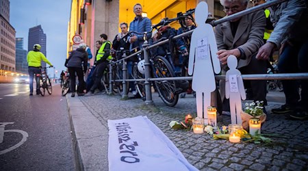Ein 84-Jähriger muss sich nach einem Unfall mit zwei Toten auf der Leipziger Straße in Berlin-Mitte vor Gericht verantworten. (Archivbild) / Foto: Christoph Soeder/dpa