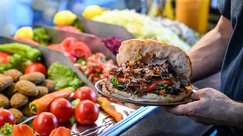 Durch das Lebensmittelüberwachungstransparenzgesetz sollten Bürger besser über Sauberkeit und Hygiene in Restaurants oder Imbissen informiert werden. (Archivbild) / Foto: Jens Kalaene/dpa