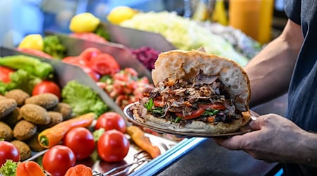 Durch das Lebensmittelüberwachungstransparenzgesetz sollten Bürger besser über Sauberkeit und Hygiene in Restaurants oder Imbissen informiert werden. (Archivbild) / Foto: Jens Kalaene/dpa