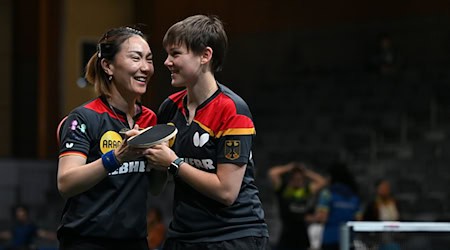 Nina Mittelham (r) und Shan Xiaona könnten für den TTC Eastside im Endspiel der Champions League zum Einsatz kommen.  / Foto: Tao Xiyi/Xinhua/dpa
