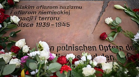 In Berlin ist ein neues, vorläufiges Denkmal zur Erinnerung an den deutschen Überfall auf Polen 1939 eingeweiht worden. / Foto: Sebastian Christoph Gollnow/dpa