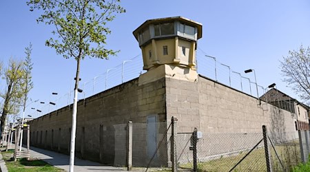 Auf das Gelände der Gedenkstätte Hohenschönhausen fuhr ein Mann in NVA-Uniform. (Archivbild) / Foto: Jens Kalaene/dpa-Zentralbild/dpa