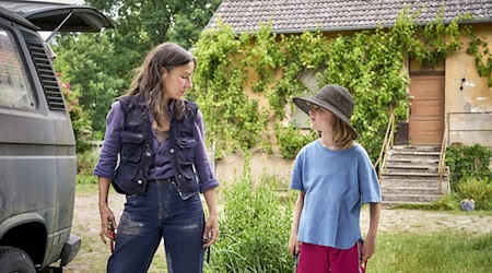Zu Beginn ist jede Begegnung zwischen Anne (Meret Becker, l) und ihrer Enkelin Tilda (Luise Landau) ein Duell. / Foto: Nik Konietzny/ZDF/Arte/dpa