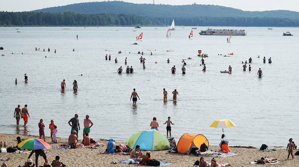 Strandbad am Müggelsee: Die Berliner Badegewässer punkten mit ausgezeichneter Wasserqualität. (Symbolbild) / Foto: Alexander Blum/dpa