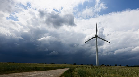 In vielen Regionen Deutschlands, vor allem im Osten, wurde am Donnerstag vor schweren Gewittern gewarnt. / Foto: Julian Stratenschulte/dpa