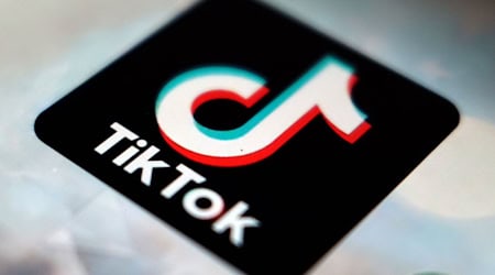 Eine gemeinnützige Verbraucherstiftung aus den Niederlanden hat beim Kammergericht Berlin eine Schadenersatzklage gegen die Videoplattform Tiktok eingereicht.  / Foto: Kiichiro Sato/AP/dpa
