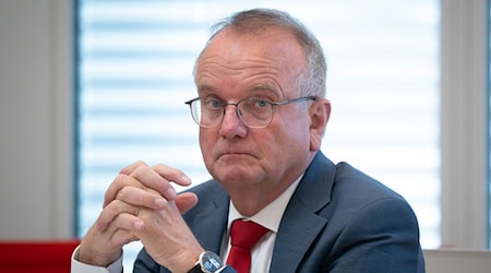Brandenburgs Verkehrsminister Detlef Tabbert (BSW) verteidigt die geplante Streichung einzelner Fahrten auf acht Bahnlinien. (Archivbild) / Foto: Soeren Stache/dpa