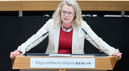 Verkehrssenatorin Ute Bonde (CDU) hat im Berliner Abgeordnetenhaus ausführlich Stellung genommen zum Zustand der Brücken in Berlin. / Foto: Annette Riedl/dpa