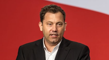 SPD-Chef und Bundesfinanzminister Lars Klingbeil setzt in der Debatte um mehr Geld für Verteidigung auf die Frage, was notwendig ist. (Archivbild) / Foto: Frank Hammerschmidt/dpa