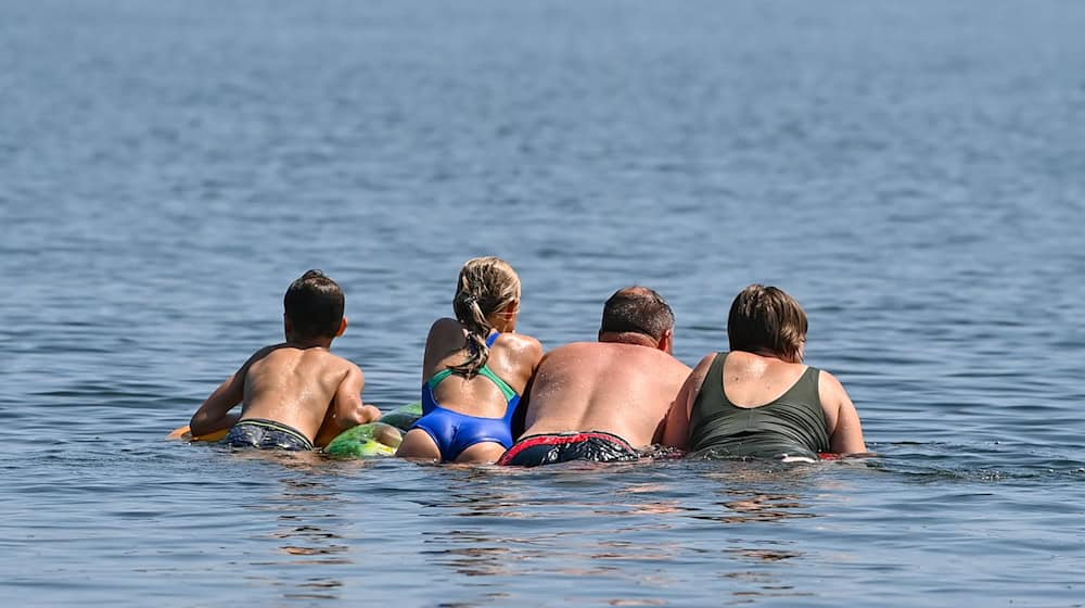 Die Sonne hat viele Brandenburger ins Freibad oder an den See gelockt. (Archivfoto) / Foto: Patrick Pleul/dpa