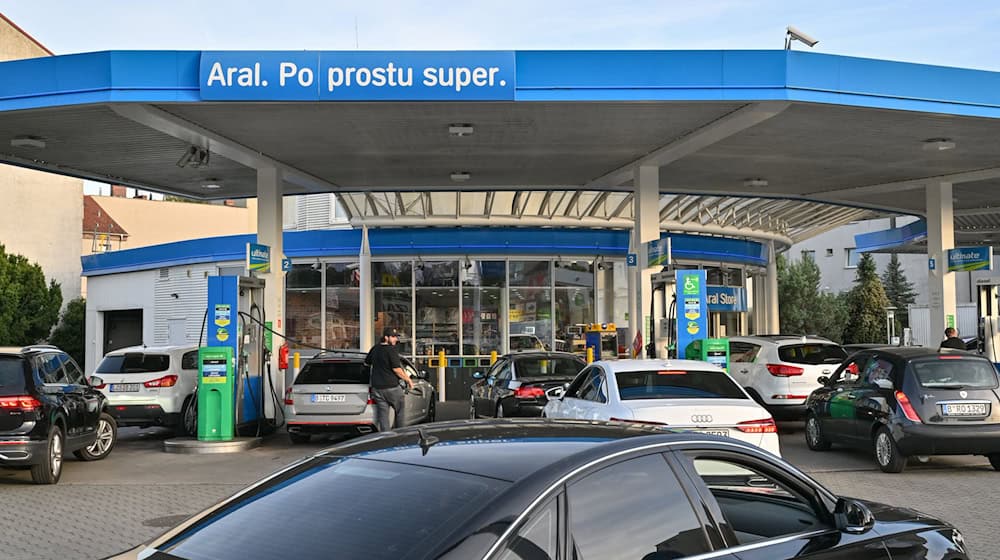Eine polnische Tankstelle. In der Regel ist der Sprit dort deutlich billiger. (Archivbild) / Foto: Patrick Pleul/dpa
