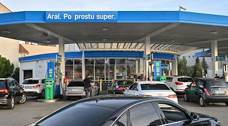 Eine polnische Tankstelle. In der Regel ist der Sprit dort deutlich billiger. (Archivbild) / Foto: Patrick Pleul/dpa