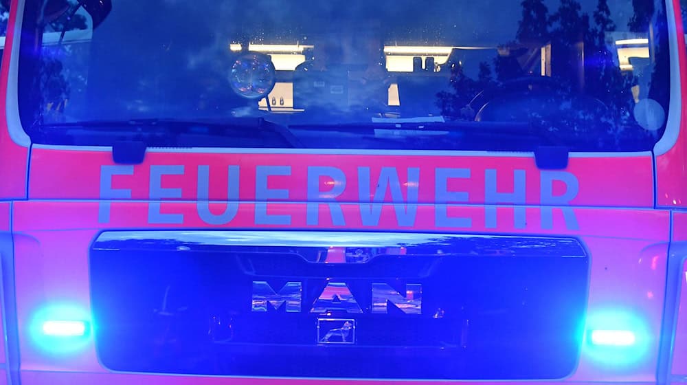 Die Feuerwehr löschte einen großen Brand im Vorgarten des Clubs «Wilde Renate».  / Foto: Paul Zinken/dpa