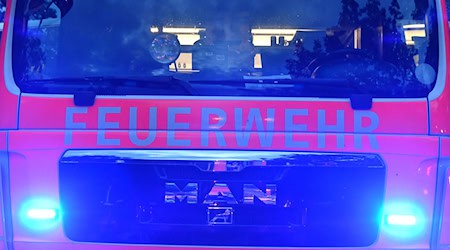 Die Feuerwehr löschte einen großen Brand im Vorgarten des Clubs «Wilde Renate».  / Foto: Paul Zinken/dpa