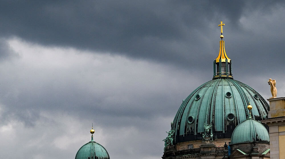 Zum Pfingstwochenende müssen sich die Menschen in der Hauptstadtregion auf Schauer und Gewitter einstellen. (Archivbild) / Foto: Jens Kalaene/dpa