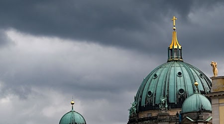 Zum Pfingstwochenende müssen sich die Menschen in der Hauptstadtregion auf Schauer und Gewitter einstellen. (Archivbild) / Foto: Jens Kalaene/dpa