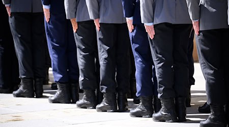 Berlins Regierender Bürgermeister Kai Wegner will am ersten Nationalen Veteranentag Soldatinnen und Soldaten in Spandau ehren. (Symbolbild) / Foto: Bernd von Jutrczenka/dpa