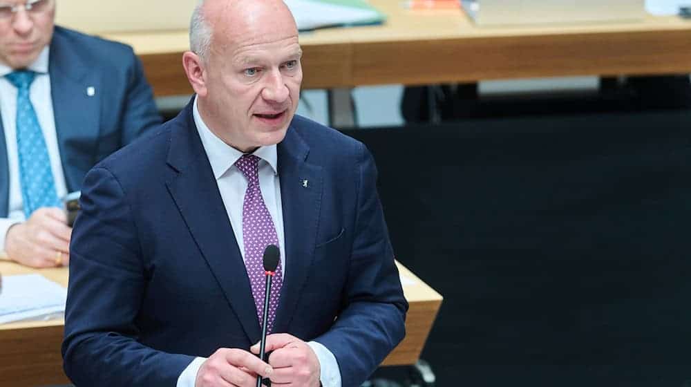 Berlins Regierender Bürgermeister Kai Wegner (CDU) sieht die Finanzierung des Deutschlandtickets kritisch.  / Foto: Annette Riedl/dpa
